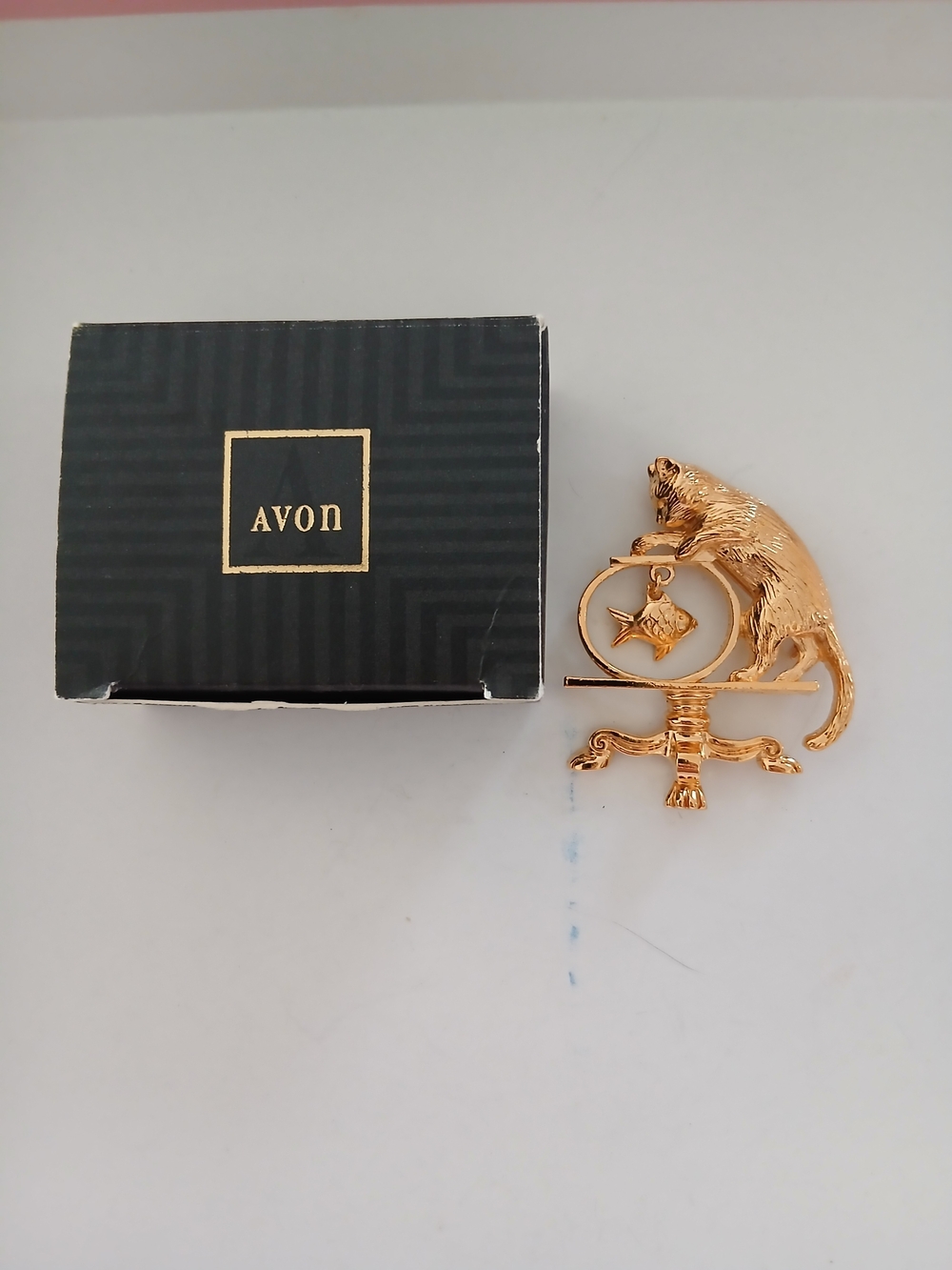Avon Gold-Tone Cat Reaching for Fish Brooch